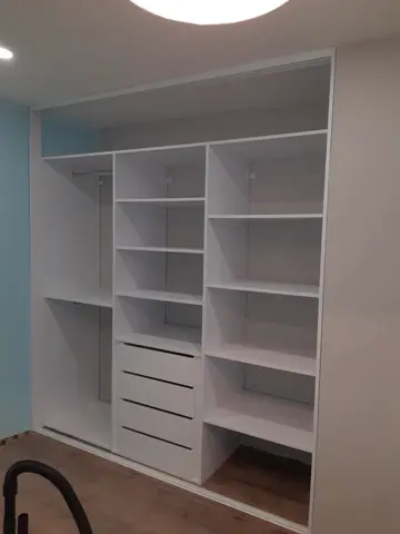 Vnútorné členenie skrine na mieru do detskej izby, biela