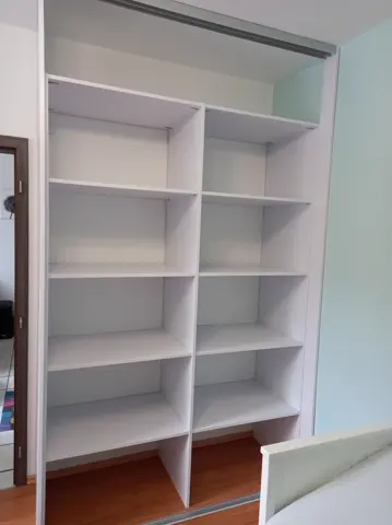 Vnútorné členenie skrine na mieru do detskej izby, biela
