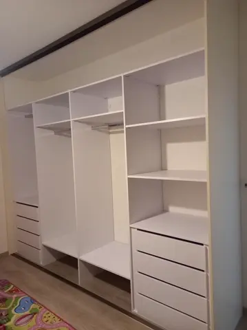 Vnútorné členenie skrine na mieru do detskej izby, biela