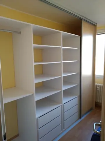 Vnútorné členenie skrine na mieru do detskej izby, svetlý dekor dreva