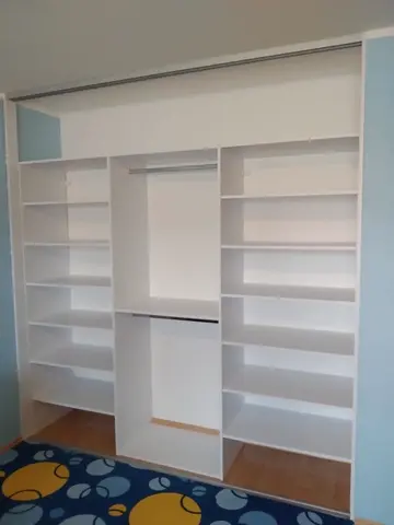 Vnútorné členenie skrine na mieru do detskej izby, biela