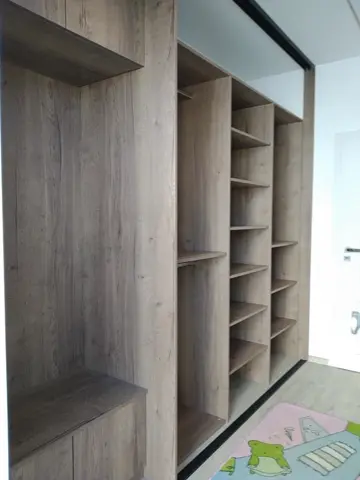 Vnútorné členenie skrine na mieru do detskej izby v dekore dub