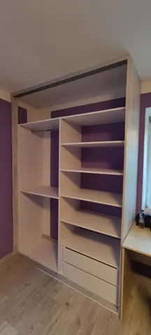 Vnútorné členenie skrine na mieru do detskej izby, biela