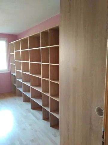 Vnútorné členenie skrine na mieru do detskej izby v dekore dub