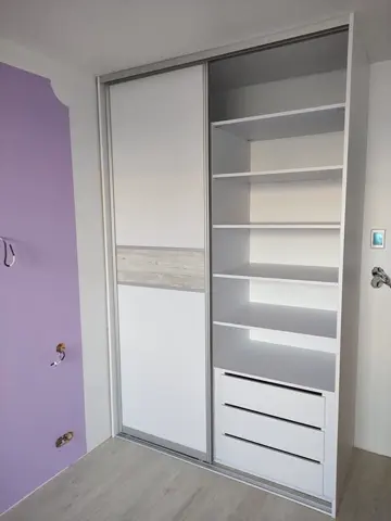Vnútorné členenie skrine na mieru do detskej izby, biela