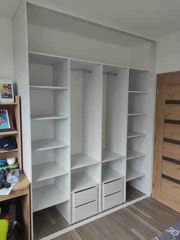 Vnútorné členenie skrine na mieru do detskej izby, biela