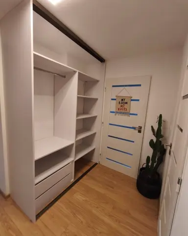 Vnútorné členenie skrine na mieru do detskej izby, biela
