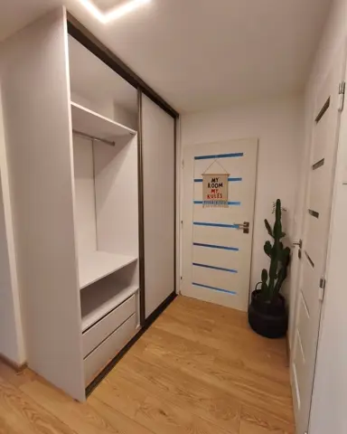 Vnútorné členenie skrine na mieru do detskej izby, biela