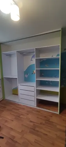 Vnútorné členenie skrine na mieru do detskej izby, biela