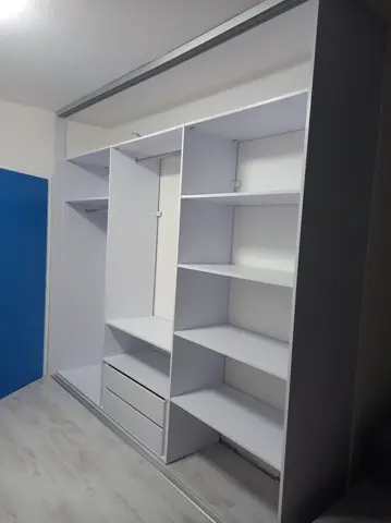 Vnútorné členenie skrine na mieru do detskej izby, biela