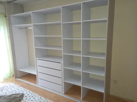 Vnútorné členenie skrine na mieru do detskej izby, biela