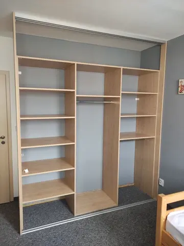 Vnútorné členenie skrine na mieru do detskej izby vo svetlom dekore javor