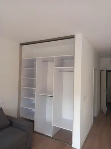Vnútorné členenie skrine na mieru do obývačky, biela