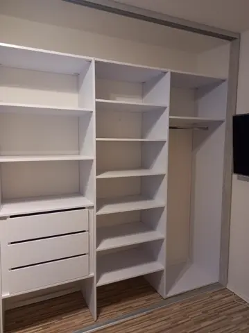 Vnútorné členenie skrine na mieru do obývačky, biela