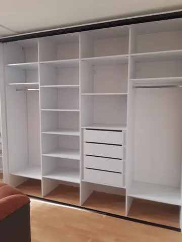 Vnútorné členenie skrine na mieru do obývačky, biela