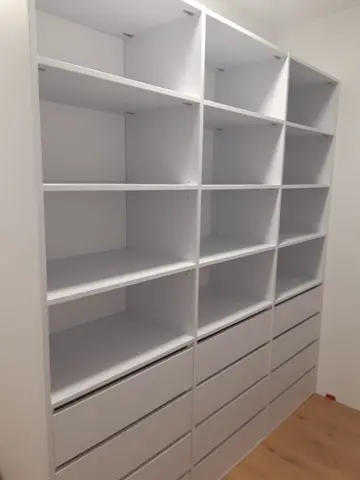 Vnútorné členenie skrine na mieru do obývačky, biela
