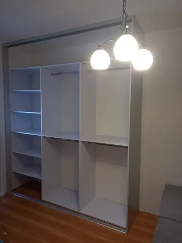 Vnútorné členenie skrine na mieru do obývačky, biela