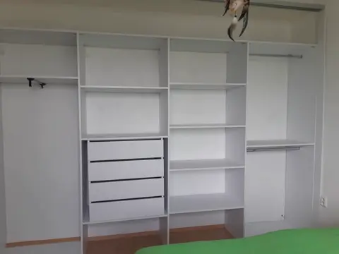 Vnútorné členenie skrine na mieru do spálne, biela
