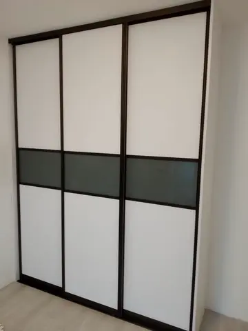 Vnútorné členenie skrine na mieru do spálne, biela