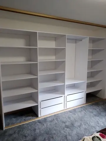 Vnútorné členenie skrine na mieru do spálne, biela