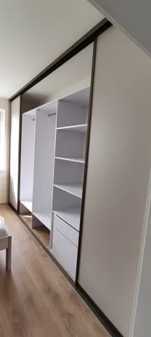 Vnútorné členenie skrine na mieru do spálne, biela
