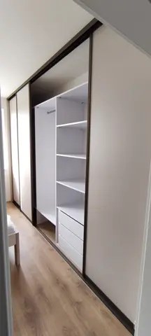 Vnútorné členenie skrine na mieru do spálne, biela