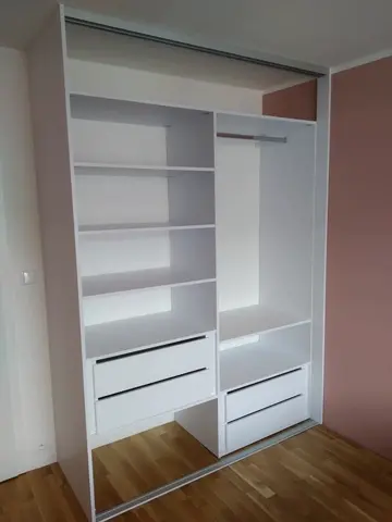 Vnútorné členenie skrine na mieru do spálne, biela