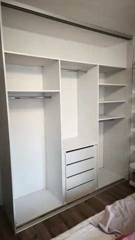 Vnútorné členenie skrine na mieru do spálne, biela