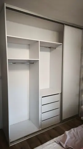 Vnútorné členenie skrine na mieru do spálne, biela