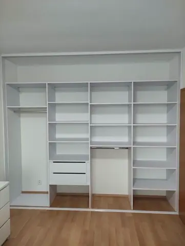 Vnútorné členenie skrine na mieru do spálne, biela