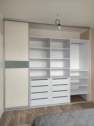 Vnútorné členenie skrine na mieru do spálne, biela
