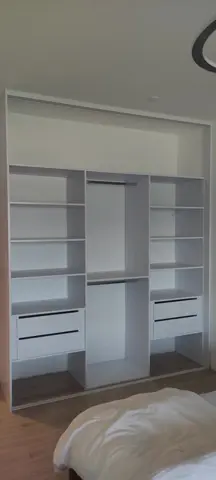 Vnútorné členenie skrine na mieru do spálne, biela