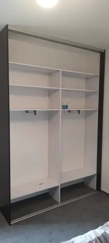 Vnútorné členenie skrine na mieru do spálne, biela