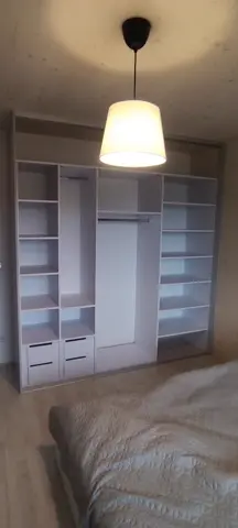 Vnútorné členenie skrine na mieru do spálne, biela