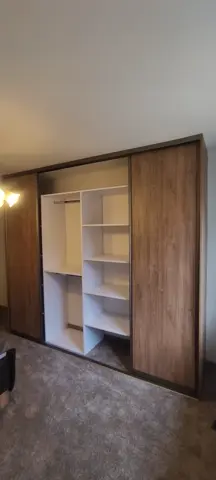 Vnútorné členenie skrine na mieru do spálne v dekore dub