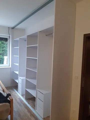 Vnútorné členenie skrine na mieru do spálne, biela