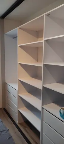 Vnútorné členenie skrine na mieru do spálne, biela