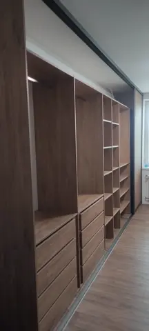 Vnútorné členenie skrine na mieru do spálne v dekore orech