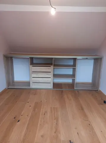 Vnútorné členenie skrine na mieru do spálne v dekore dub