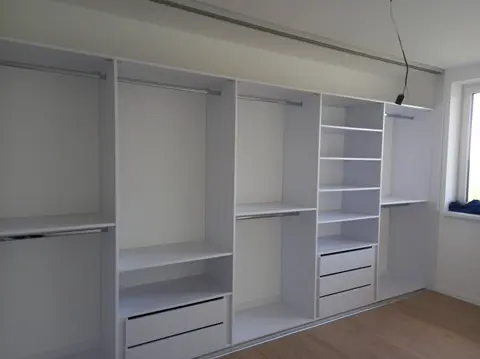 Vnútorné členenie skrine na mieru do spálne, biela