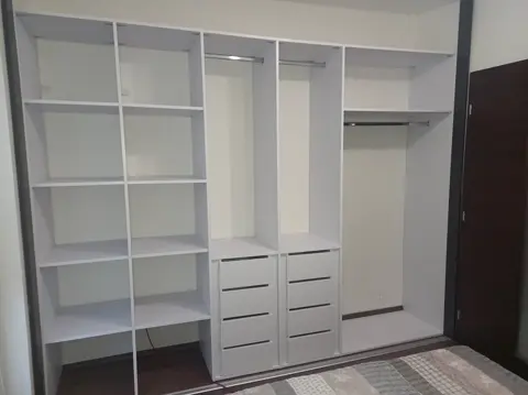 Vnútorné členenie skrine na mieru do spálne, biela