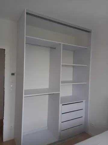 Vnútorné členenie skrine na mieru do spálne, biela