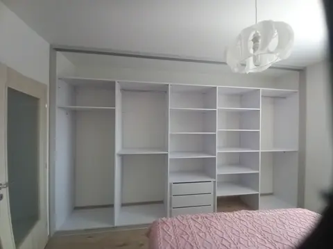Vnútorné členenie skrine na mieru do spálne, biela