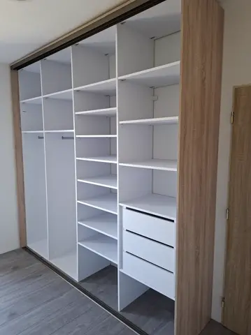 Vnútorné členenie skrine na mieru do spálne v dekore dub