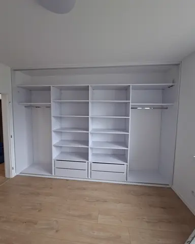 Vnútorné členenie skrine na mieru do spálne, biela