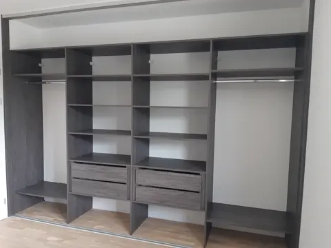 Vnútorné členenie skrine na mieru do spálne, sivá