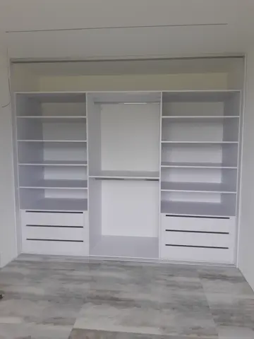 Vnútorné členenie skrine na mieru do spálne, biela