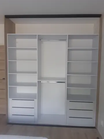 Vnútorné členenie skrine na mieru do spálne, biela