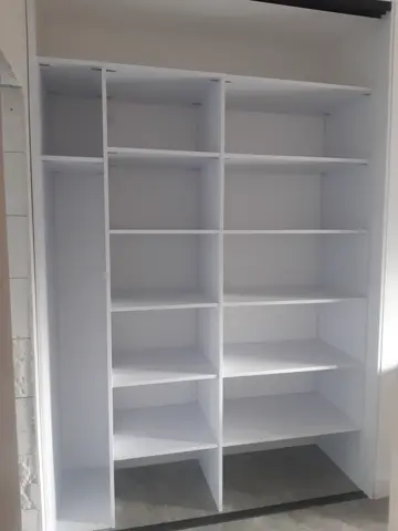 Vnútorné členenie skrine na mieru do spálne, biela