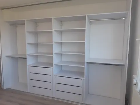 Vnútorné členenie skrine na mieru do spálne, biela